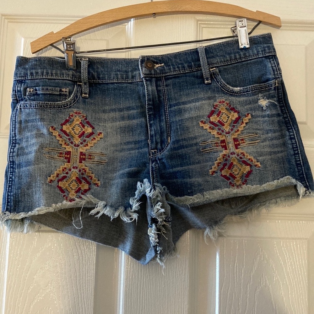 Hollister embroidered short shorts. Size 13/31